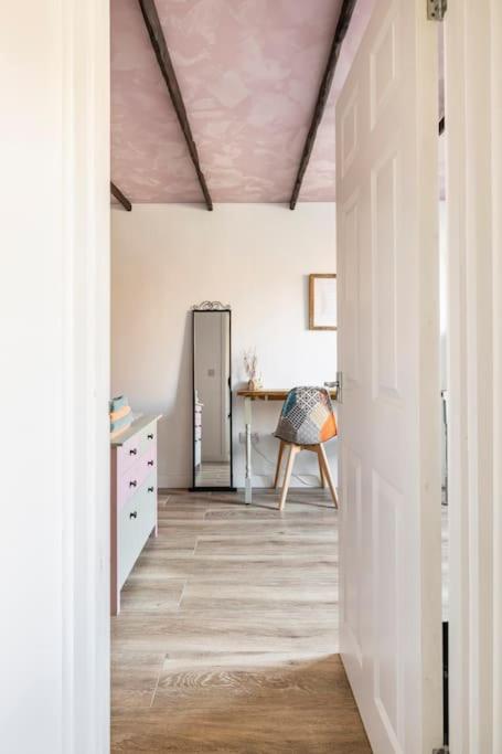 Bedroom With Kitchenette, Private Bathroom And Parking 카디프 외부 사진