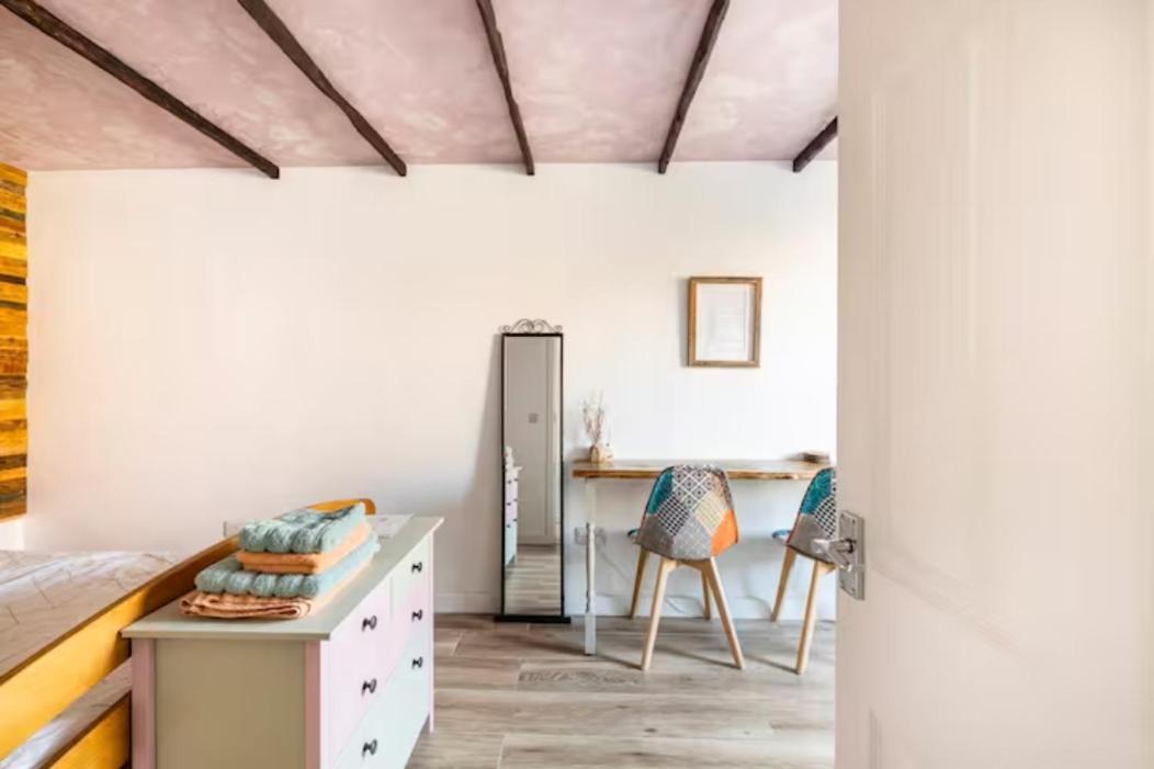 Bedroom With Kitchenette, Private Bathroom And Parking 카디프 외부 사진