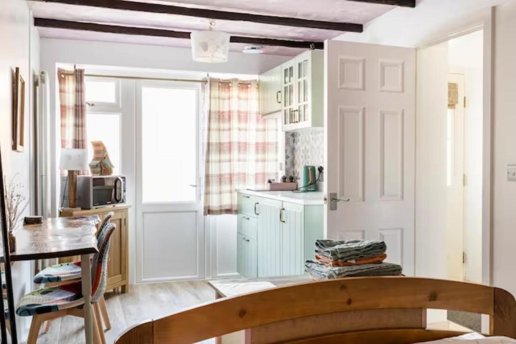 Bedroom With Kitchenette, Private Bathroom And Parking 카디프 외부 사진