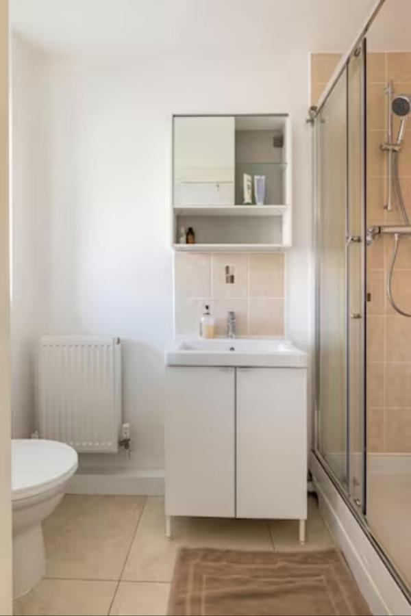 Bedroom With Kitchenette, Private Bathroom And Parking 카디프 외부 사진