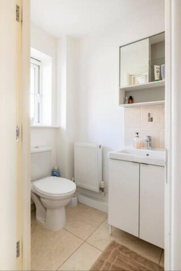 Bedroom With Kitchenette, Private Bathroom And Parking 카디프 외부 사진