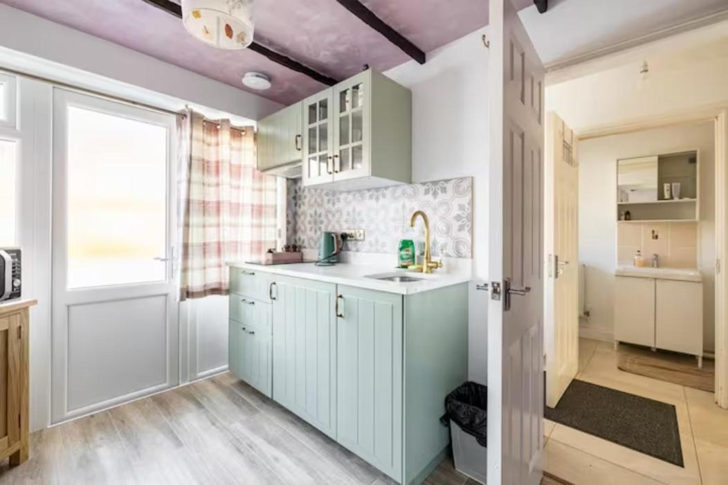 Bedroom With Kitchenette, Private Bathroom And Parking 카디프 외부 사진