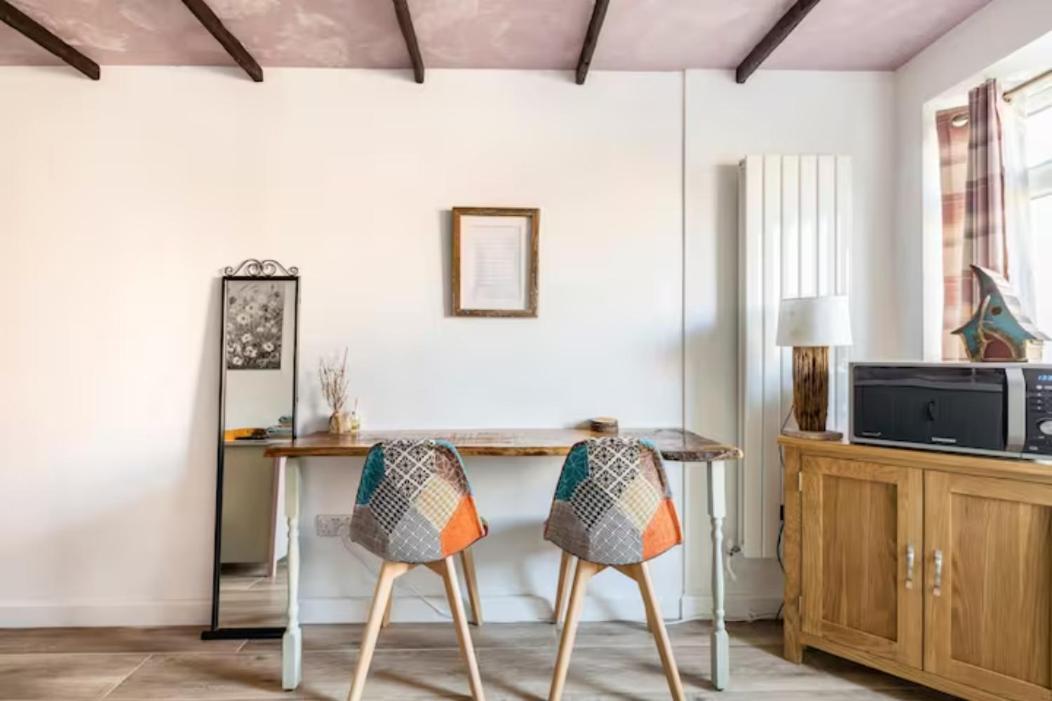 Bedroom With Kitchenette, Private Bathroom And Parking 카디프 외부 사진