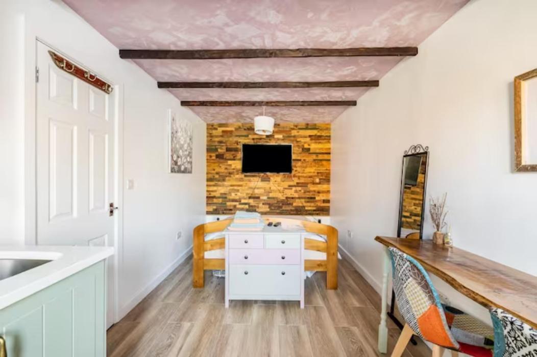 Bedroom With Kitchenette, Private Bathroom And Parking 카디프 외부 사진